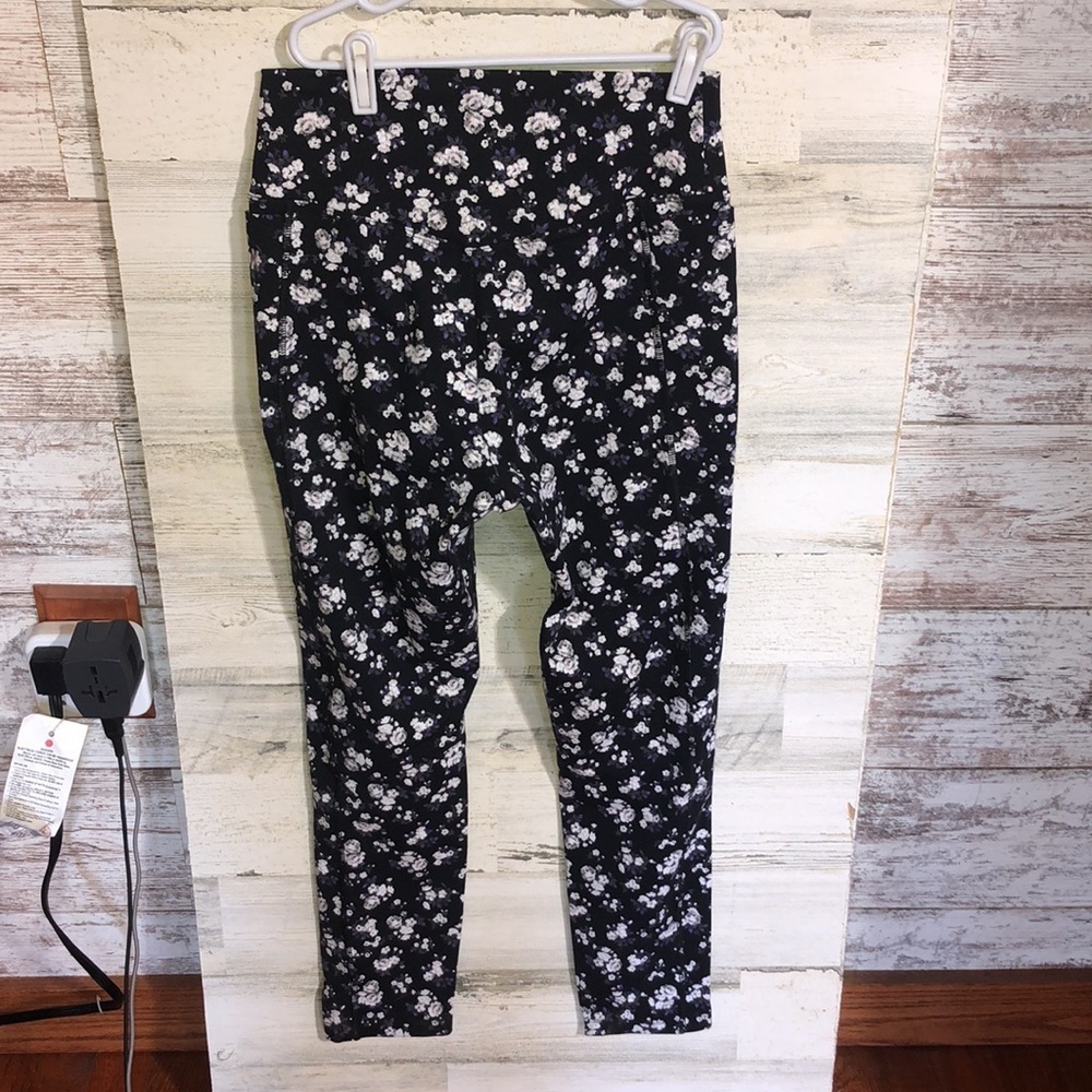 PINK Victoria’s Secret ultimate floral purple and white leggings size medium - Picture 6 of 7